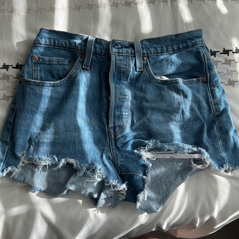 Levi shorts 
Size w26